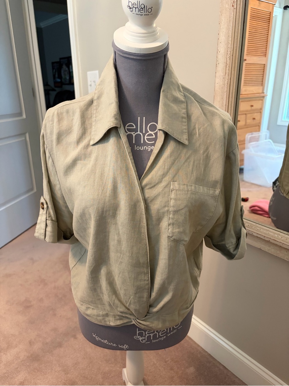 Kut from the Kloth Light Olive Short-Sleeve Button-Down Top